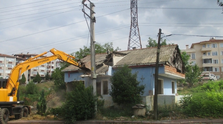 İzmit’te 2 Harabe Bina Yıkıldı