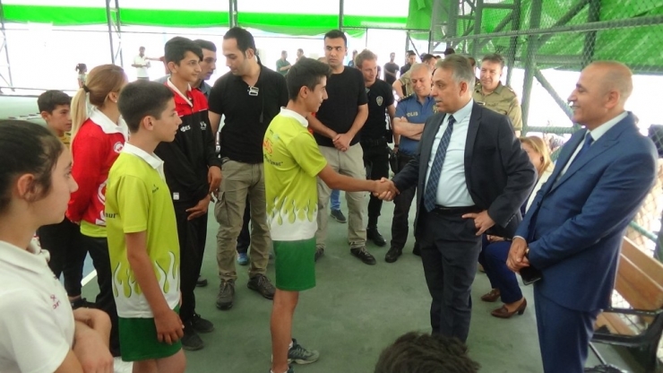 Hakkari’de 250 Sporcuya Malzemesi Desteği