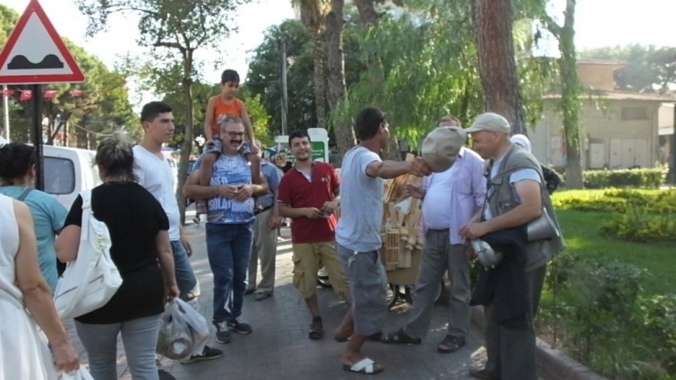 Görme Engelli Vatandaş Darbuka Çalıp Türkü Söyleyerek Hayatını Kazanıyor