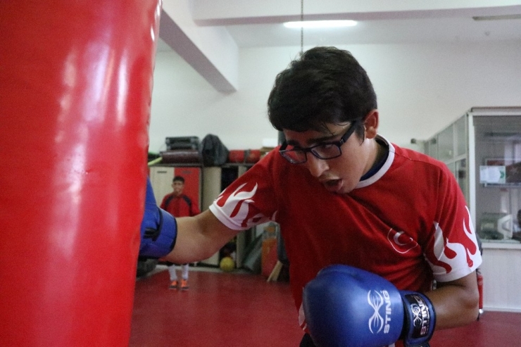 Rakiplerinin Gözlük Taktığı İçin Dalga Geçtiği Mizan, 2 Yıldır Yenilmiyor