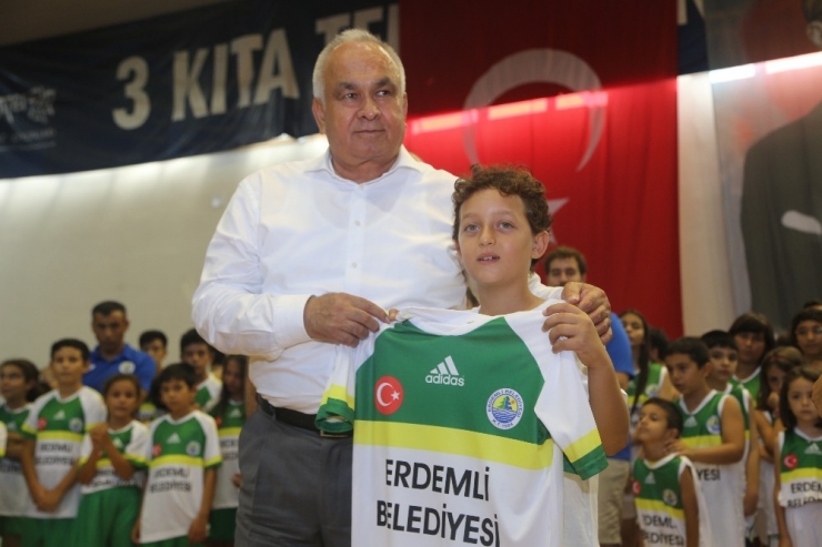 Erdemli’de Belediyeden Amatör Sporculara Forma Desteği