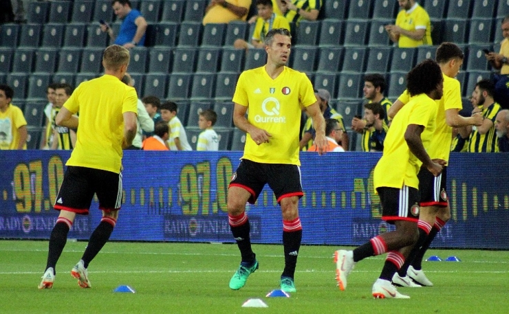 Tribünlerden Robin Van Persie’ye Destek