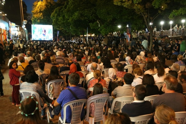 Adalar’da Yüzlerce Vatandaş Sokak Sinemasında Buluştu