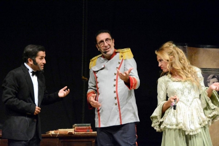 ’Ömürsün Doktor’ Aliağalıları Gülmekten Kırdı Geçirdi