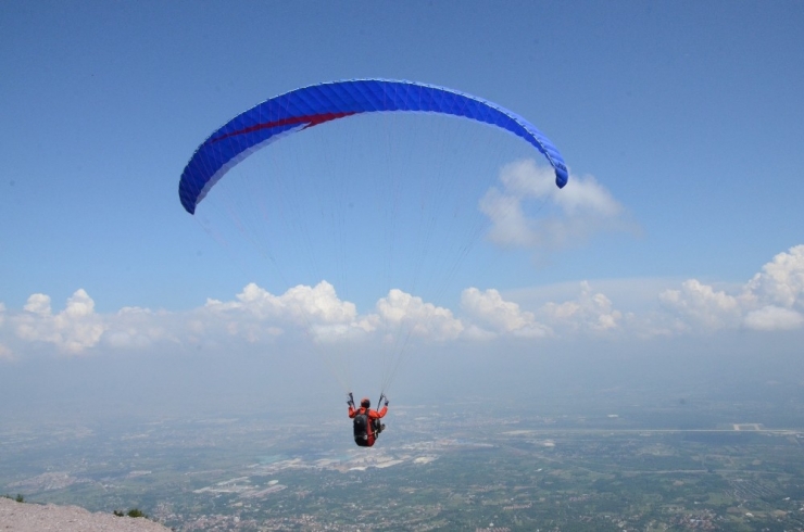 Kartepe’de Yamaç Paraşütü Şenliği