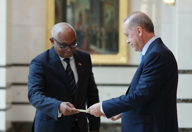 Angola Büyükelçisi Patricio, Cumhurbaşkanı Erdoğan’a Güven Mektubu Sundu
