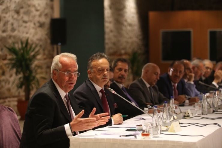 Bakan Albayrak: "Orta Vadeli Programın Hazırlanması İçin Ekonomi Alanındaki Tüm Paydaşlarımızla İstişare Toplantılarımızı Devam Ettiriyoruz"