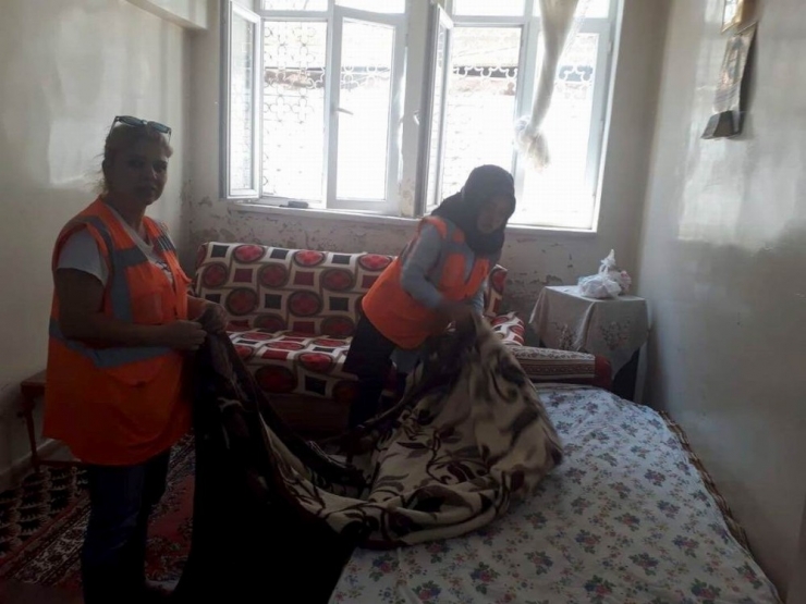 Şefkat Timi Yaşlı Ev Temizliğini Yapıyor