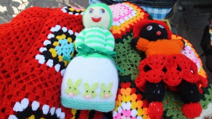 Müfide Hanım Evinde Üretiyor, Parkta Satıyor