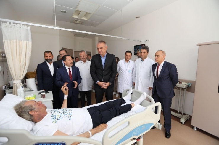 Bakan Ersoy Ünlü Sanatçı Can Gürzap’ı Ziyaret Etti