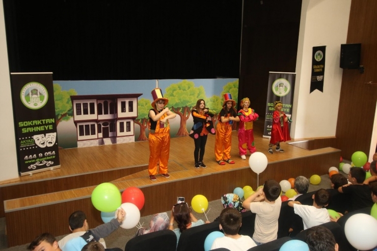Akyazı’da Yaz Kur’an Kursu Öğrencileri Tiyatroda Buluştu
