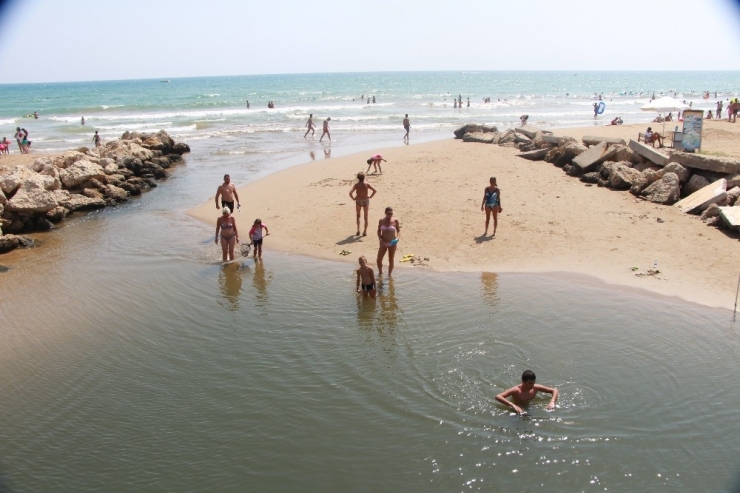 Atıklar Sebebiyle Kirlenen Dere Yeniden Maviye Büründü