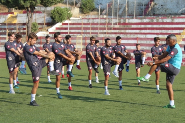 Ayvalıkgücü Belediyespor ‘Şampiyonluk’ Parolasıyla Top Başı Yaptı