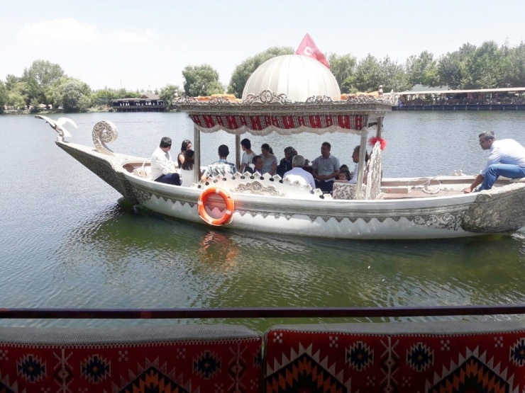 Nikahı Göldeki Kayıkta Kıydılar