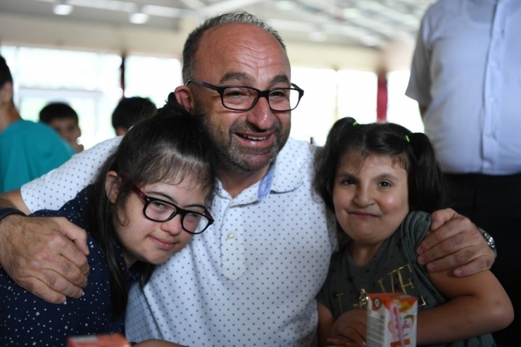 Başkan Üzülmez Özel Bireylerin Yüzünü Güldürdü