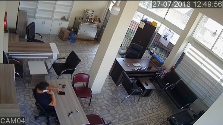 İşyerinde Otururken Kafasına Tablo Düştü