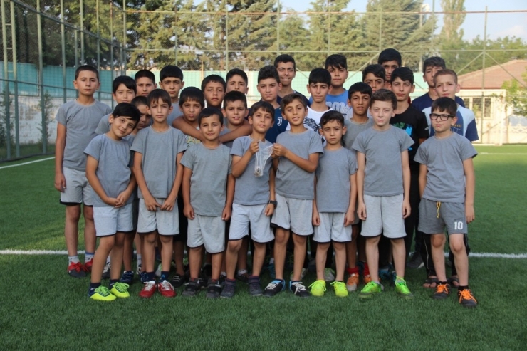 Çocuklar, Harçlıklarını Elazığspor’a Bağışladı
