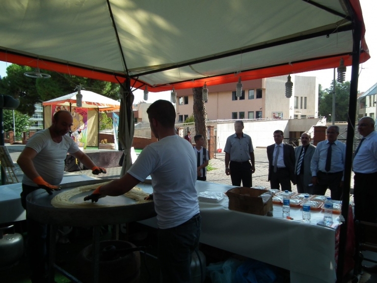 Üniversiteliler Sahillerde Garsonluk Yaparak Geçiniyor