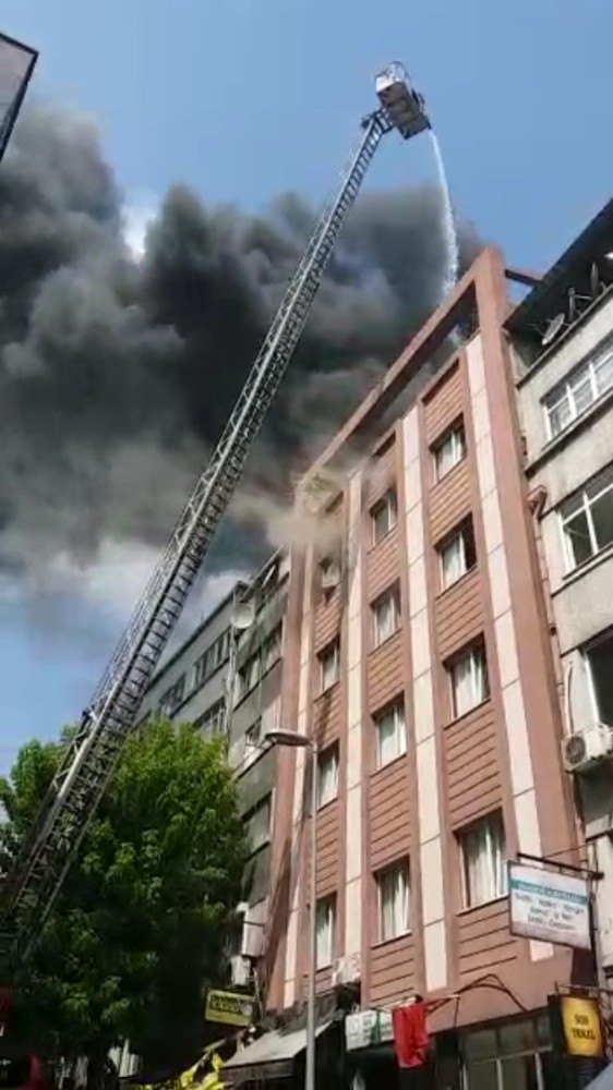 Fatih’te Tadilat Yapılan Erkek Öğrenci Yurdunda Yangın Çıktı