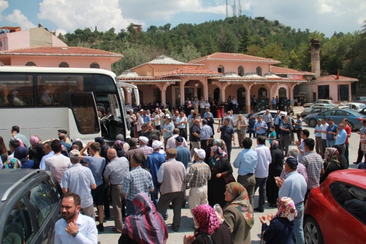 Emetli Hacılar Dualarla Uğurlandı