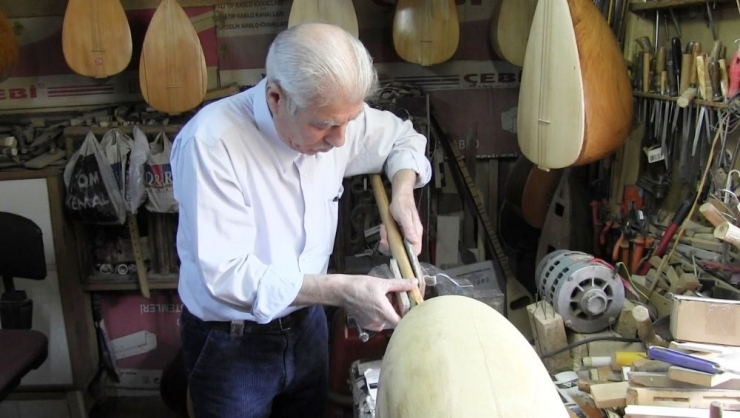 Uşaklı İşçi Emeklisi Adem Köker 30 Yıldır Saz Yapıyor