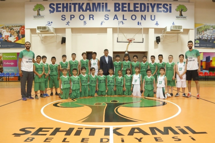 Fadıloğlu, Spor Okullarına Büyük Önem Veriyor