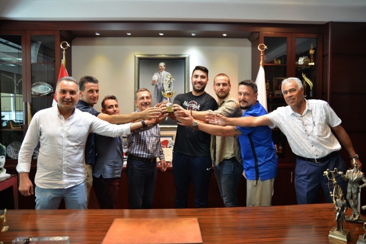 Kazandıkları Kupayı Başkan Ataç’a Getirdiler