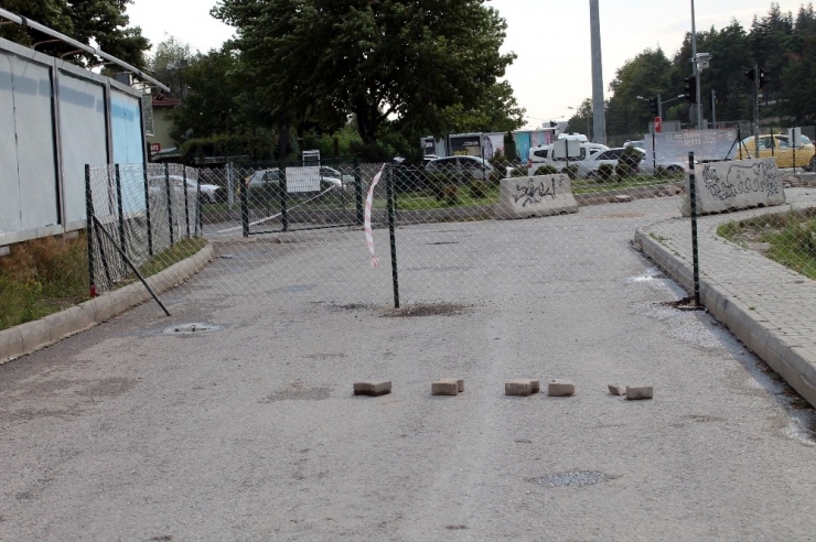 Arazisinden Geçen Yolu Telle Kapattı