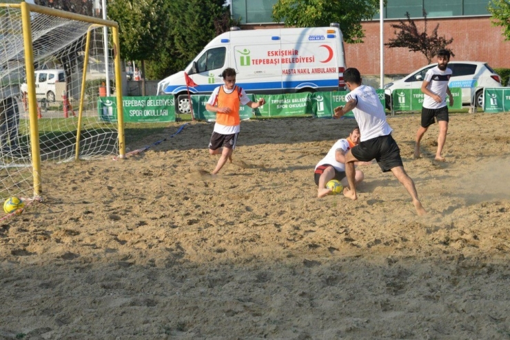 Eskişehir’de Plaj Futbolu Turnuvası Başladı