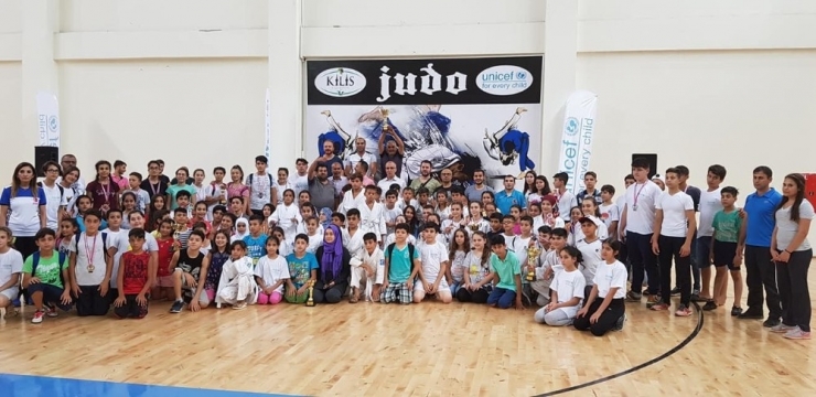 Dereceye Giren Judoculara Madalyaları Verildi