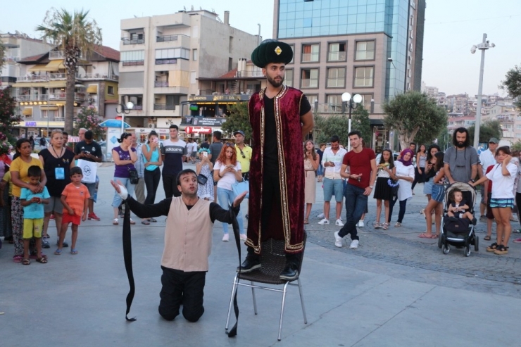 Kuşadası Tiyatro Festivali Devam Ediyor