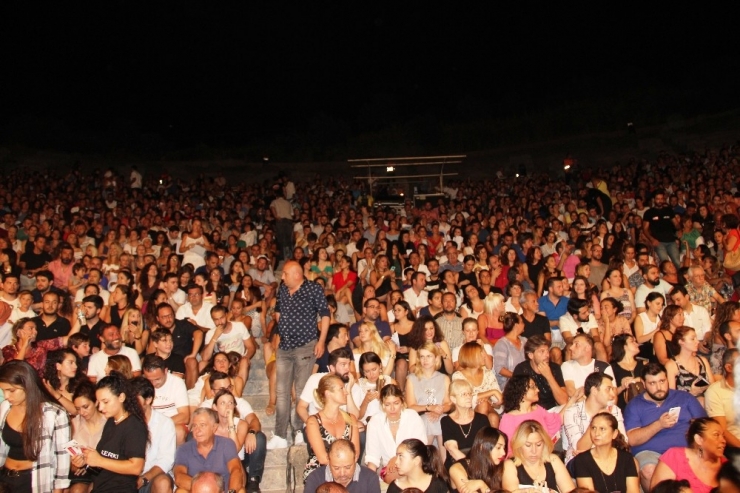 Sıla Konserinde Adım Atacak Yer Kalmadı