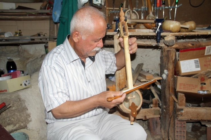 70 Yaşındaki Emekli Müzik Öğretmeni Kabağı Sanata Dönüştürüyor