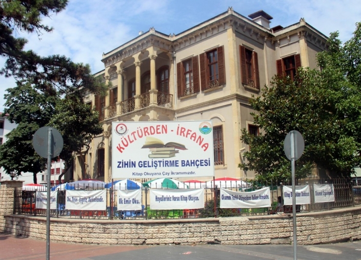 Zihin Geliştirme Bahçesi’nde Kitap Okuyana Çay Ücretsiz