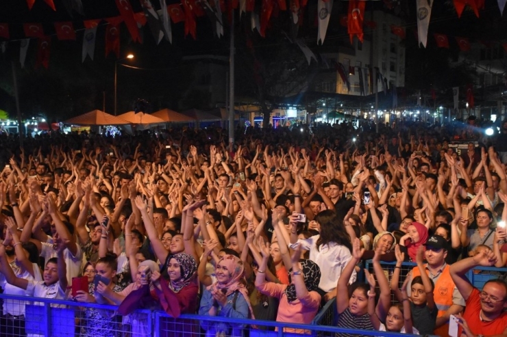 Buharkent Taze İncir Festivali Ferhat Göçer Konseri İle Sona Erdi