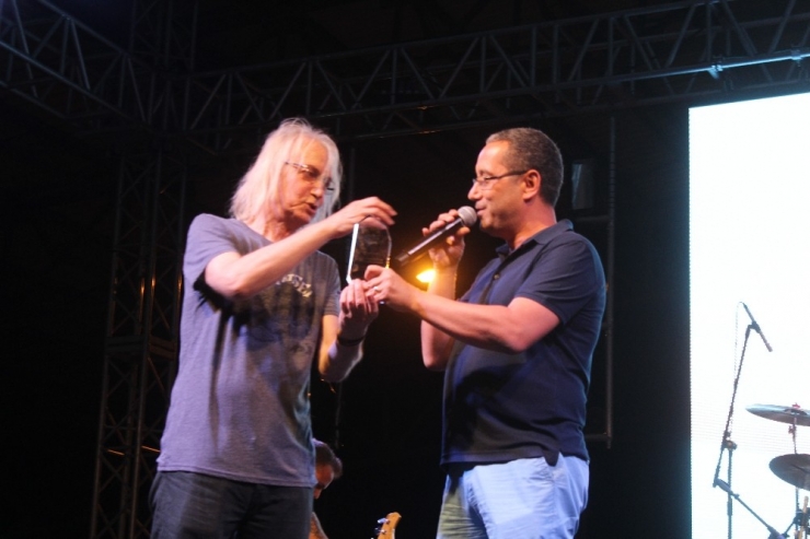 Ayvalık Sokak Hayvanları Festivali ‘Bulutsuzluk Özlemi’ Ve ‘Duman’ Konserleriyle Tamamlandı