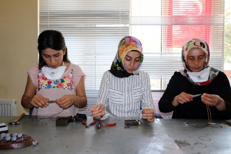 Dağlardan Topladıkları Renkli Taşları Takıya Dönüştürüyorlar