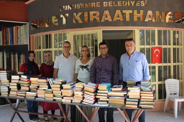 Yunusemre Kent Konseyi’nden ’Millet Kıraathanesi’ne Kitap Desteği