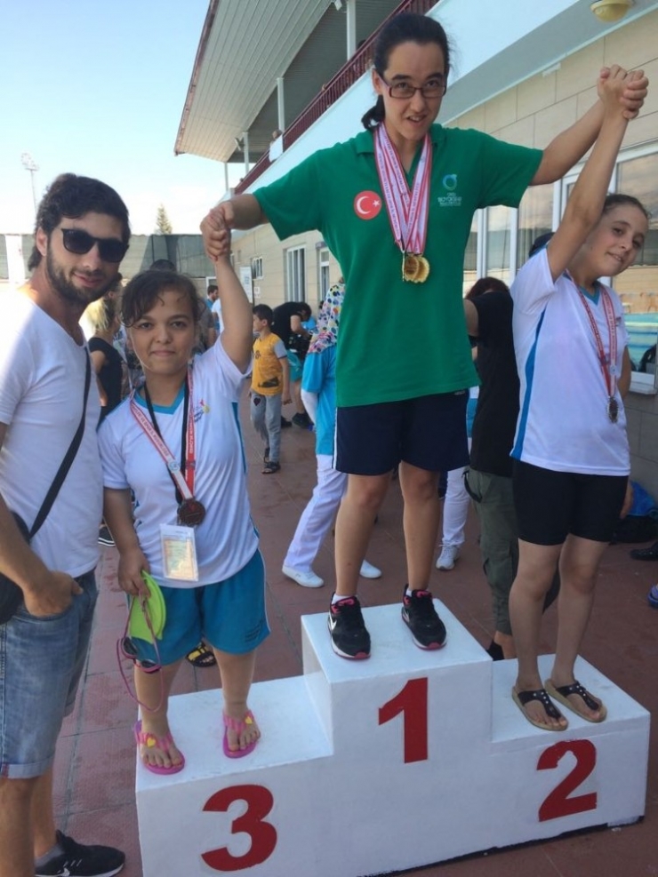 Bedensel Engelli Eda, Yüzmede Ordu’nun Gururu Oldu