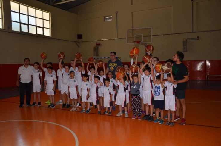 Bilecik Belediyesi Geleceğin Futbolcu Ve Basketbolcularını Yetiştiriyor