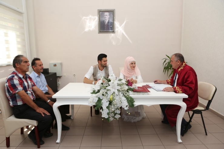 Nikah Tarihlerini Unutulmaz Kılmak İsteyen 60 Çift İmza Attı