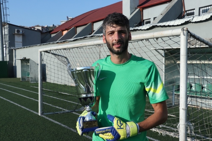 Amatör Takım Kalecisi Parasını Alamayınca Şampiyonluk Kupasına El Koydu