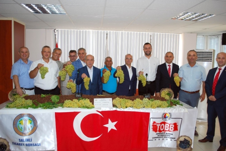 Salihli’de Sezonun İlk Üzümü Kilosu 170 Tl’den Satıldı