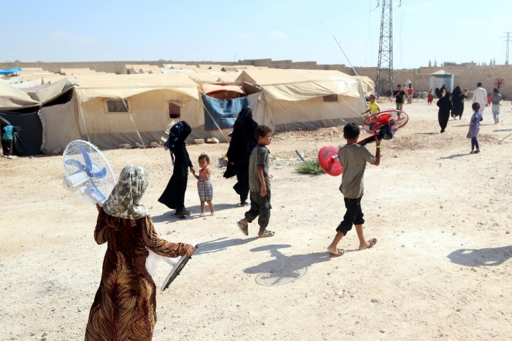 Esad’ın Bombalarından Kaçan Doğu Gutalı Ailelere Vantilatör Dağıtıldı