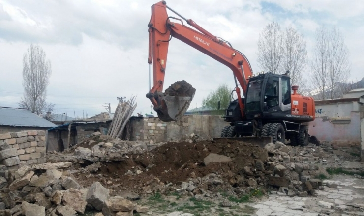 Van’da Metruk Yapıların Yıkımı Sürüyor