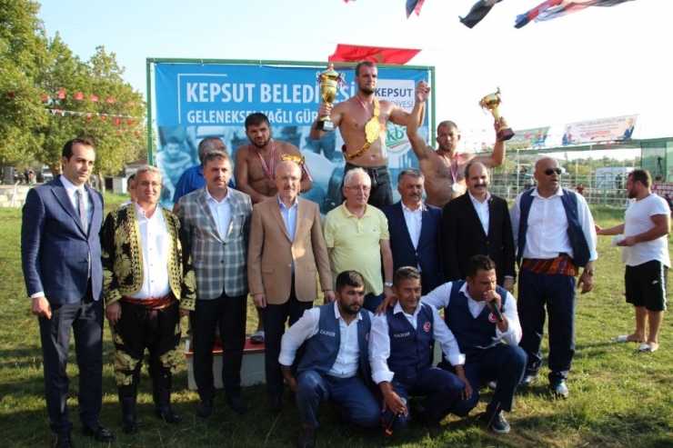 Kepsut’ta Yağlı Güreşler Nefes Kesti
