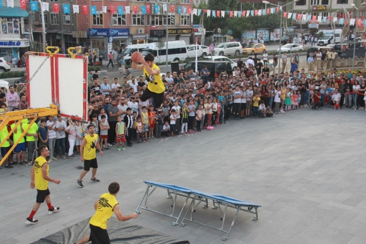 ‘Karizma Show’ Ekibi Hakkari’de Gösteri Yaptı