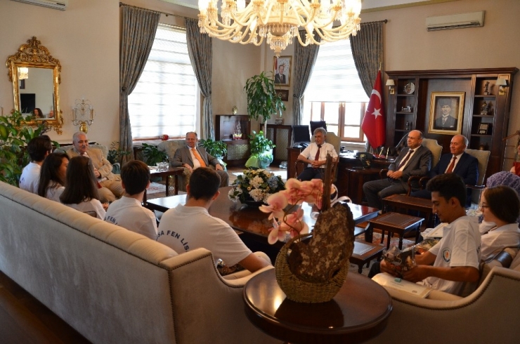 Vali Güvençer’den Yks’de İlk Bine Giren Öğrencilere Teşekkür Belgesi