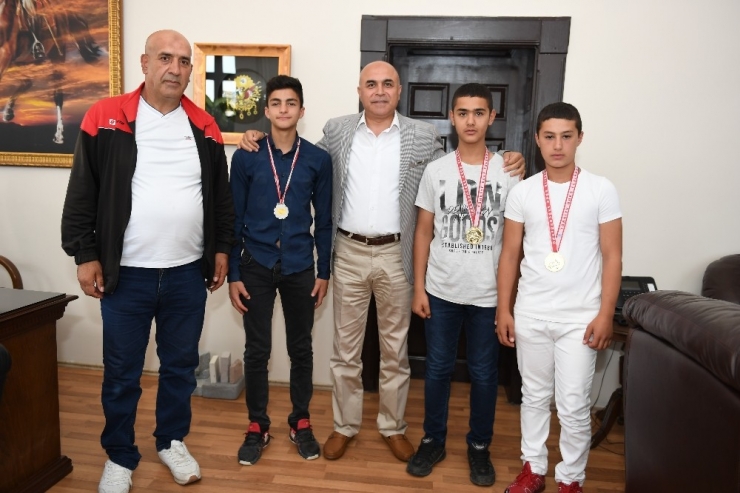 Başkan Korkut’a Madalyalı Teşekkür