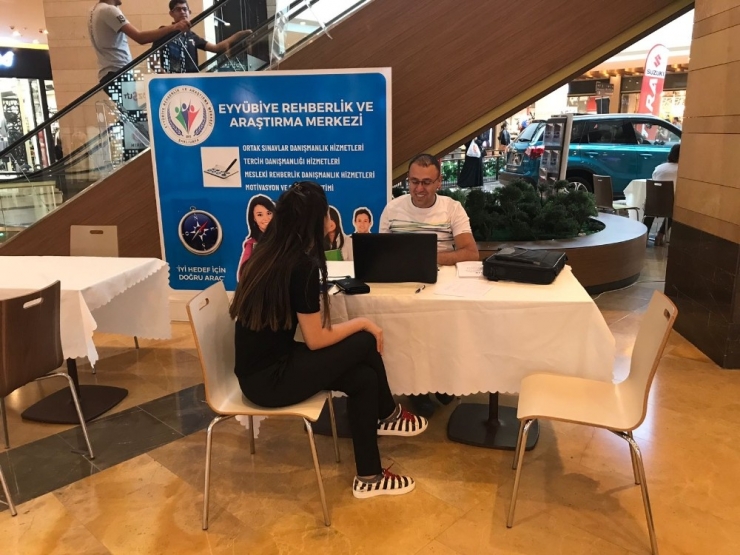 Şanlıurfalı Üniversite Adayları, Tercihlerini Piazza’da Yapıyor